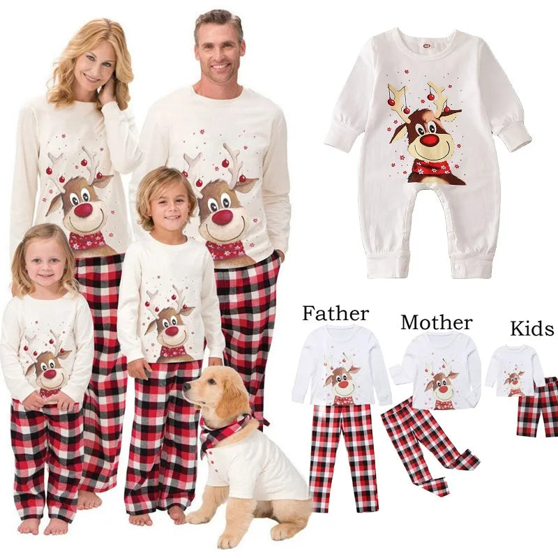 Famille en pyjama de Noël assorti renne et carreaux avec le chien