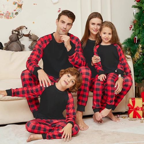 Famille en pyjama de Noël assorti haut noir et pantalon à carreaux rouges et noirs