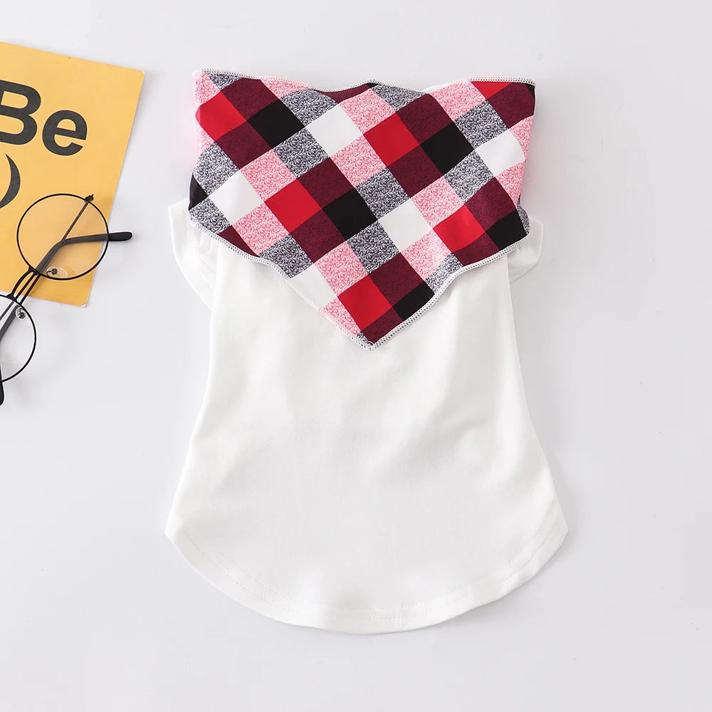 Pull de Noël pour chien blanc avec col bandana à carreaux rouges